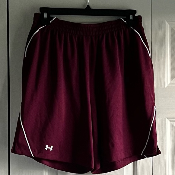 Women’s Medium Under Armour Shorts. EUC - Picture 1 of 8